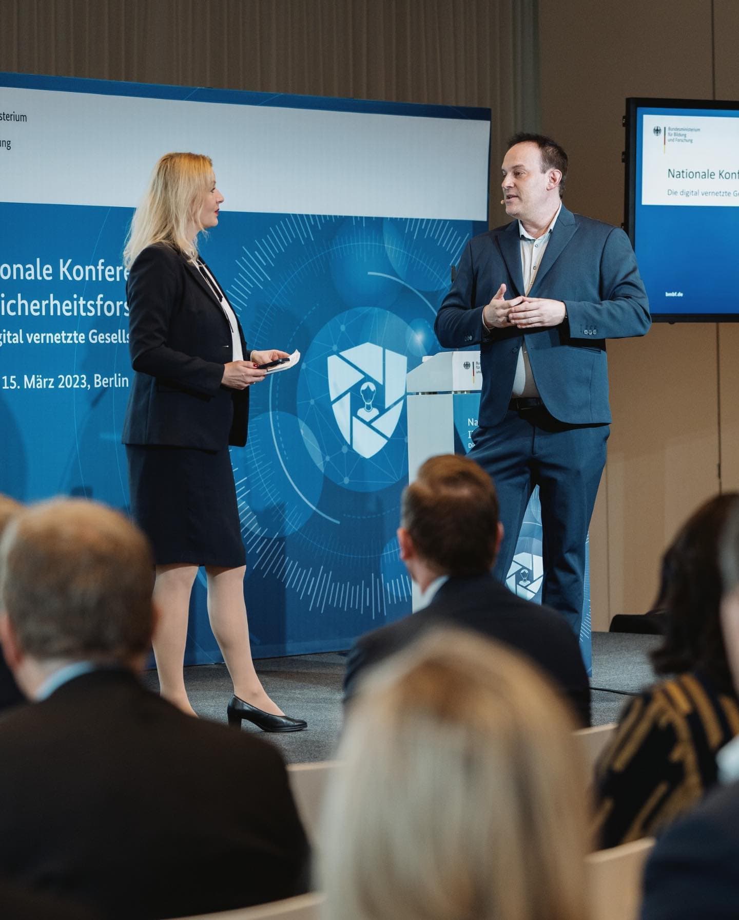 Michael Backes auf der Bühne einer nationalen Sicherheitsforschungskonferenz in Berlin, 2023